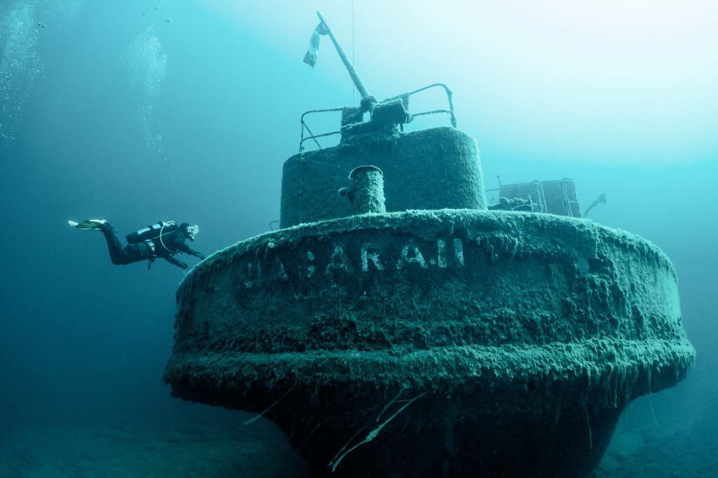 Exploring the Niagara II shipwreck in Tobermory