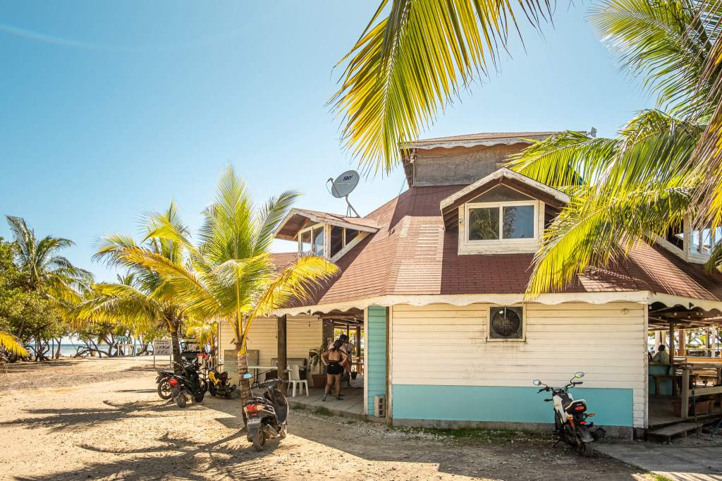 Bando Beach seaside restaurant in Utila