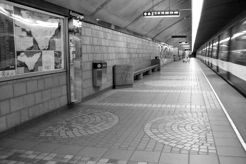 Du Collège subway station interior platform