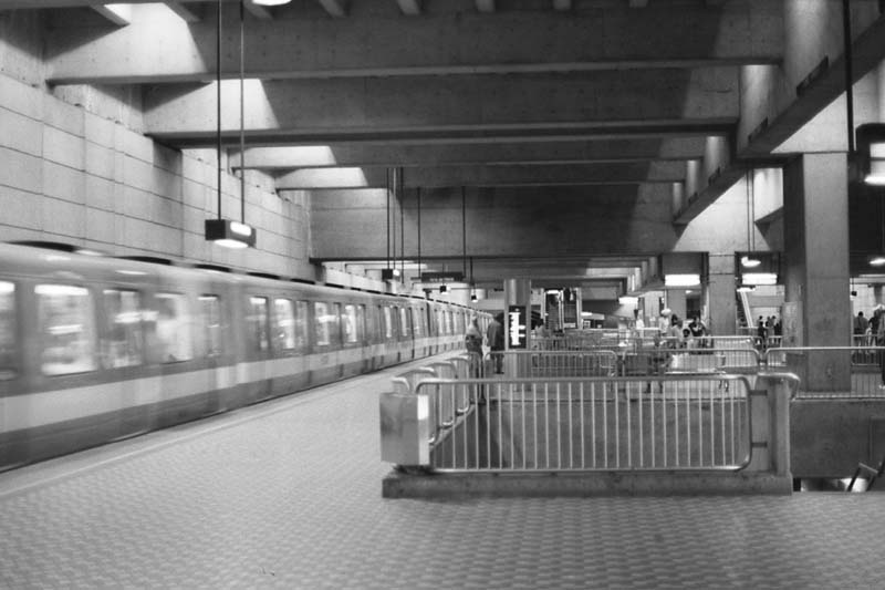Lionel-Groulx subway station interior middle platform