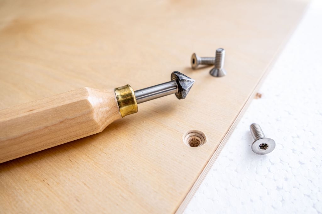 Making countersinks with a hand countersink tool
