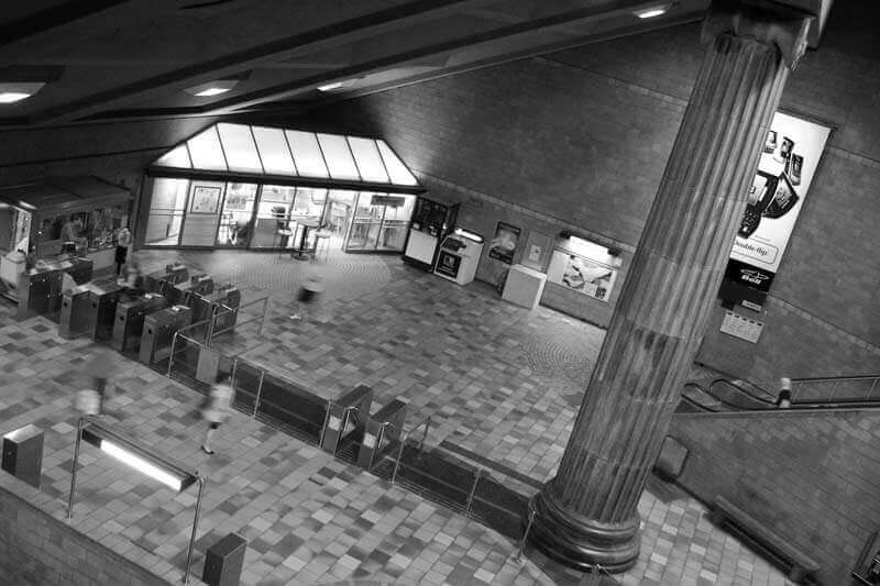 Du Collège subway station interior column